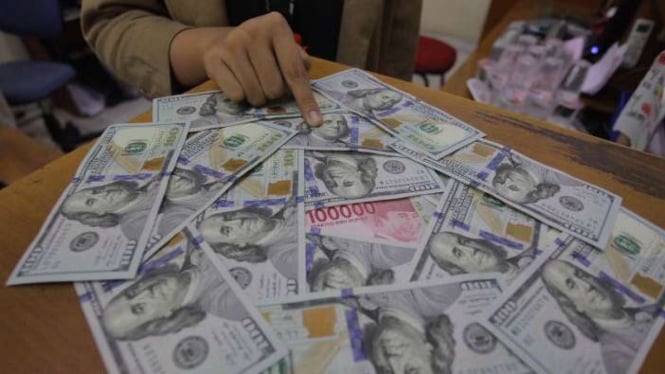 Rupiah Turun ke Angka Rp 16.302 Per Dolar AS di Pagi Hari Ini