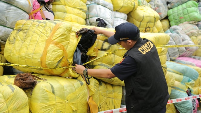 Bal Pakaian Bekas Impor dari Pasar Senen dan Gedebage Disita dan Dimusnahkan