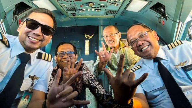 Garuda Indonesia Memanggil Pilot dan Kopilot yang Berpose Tiga Jari Bersama Mahfud MD