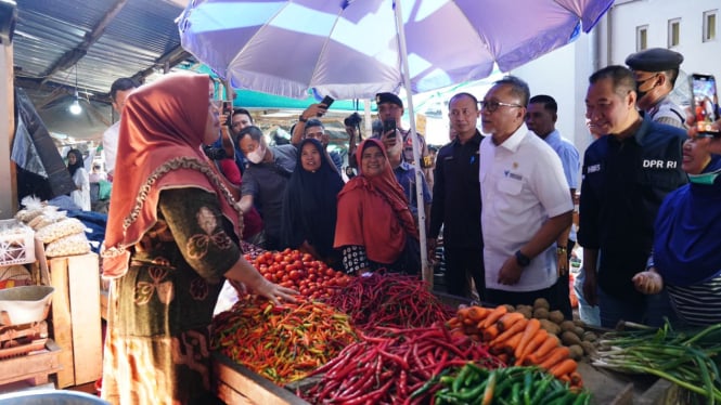 Mendag Zulhas Meminta Warga Bandar Lampung Membeli Beras Bulog Karena Harganya Masih Mahal