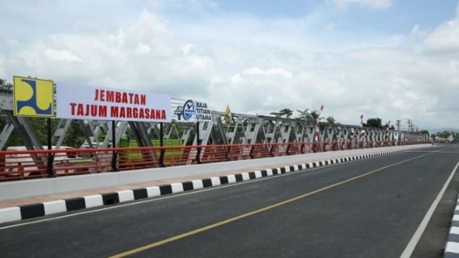 Jokowi Menghadiri Peresmian Tiga Jembatan Callender Hamilton yang Telah Berusia Hampir 40 Tahun di Jawa Tengah