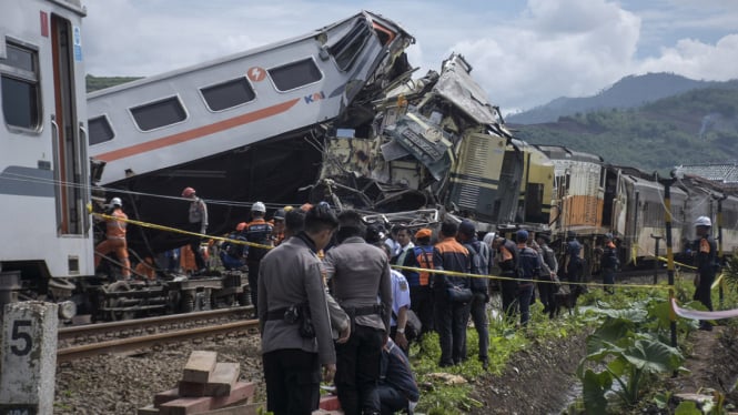 Kereta Api Cicalengka Mengalami Tabrakan, KNKT, Basarnas, dan KAI Gandeng untuk Melakukan Investigasi