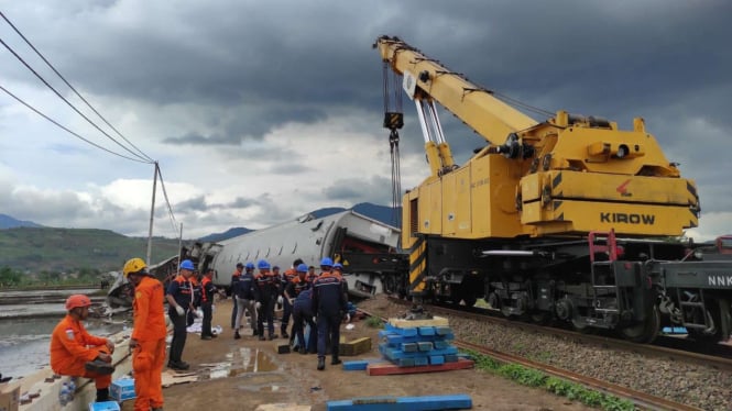 KAI Sukses Mengamankan Evakuasi 14 Gerbong dari 2 Kereta Api yang Bertabrakan di Cicalengka