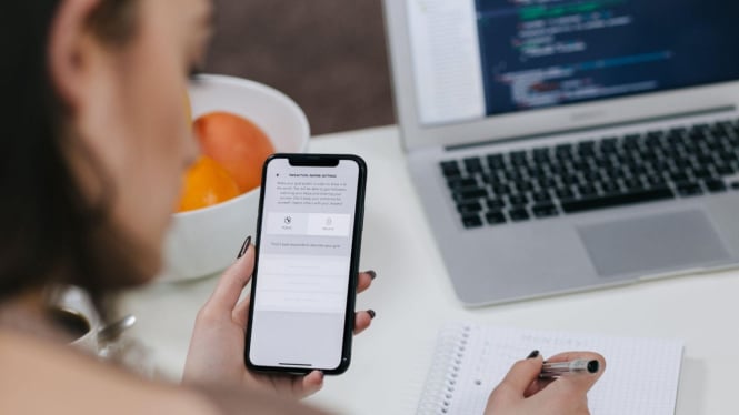Penjelasan Bagaimana Digitalisasi Membantu Generasi Muda Mengelola Uang dengan Lebih Mudah