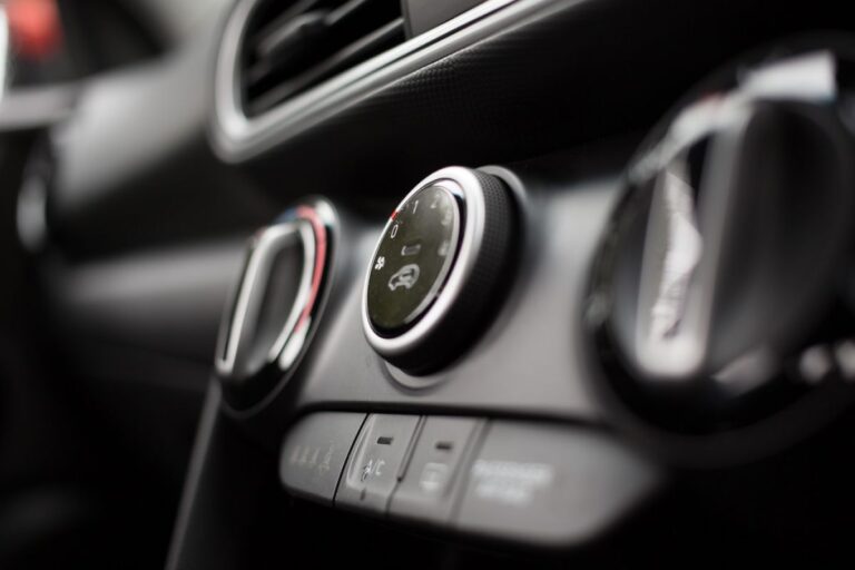 Estimasi Biaya Servis AC Mobil dan Penyebab AC Tidak Dingin