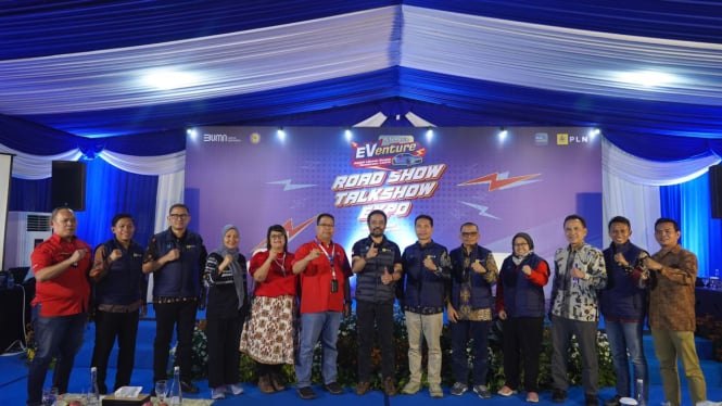 “PLN Akselerasi Mobil Listrik: Etape 4 2024 Surabaya”