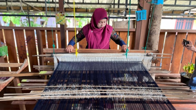 QRIS Dorong Omzet UMKM Songket Naik 300% Setiap Tahun