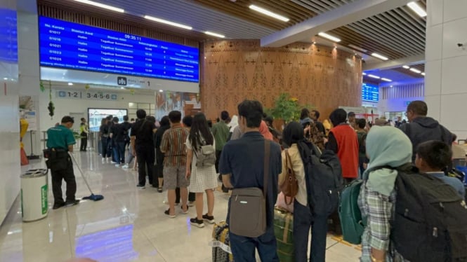 Antrean Panjang Penumpang di Stasiun Whoosh saat Lebaran Pertama