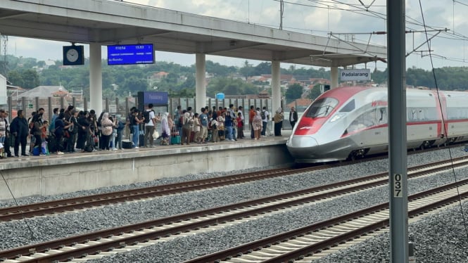 Penumpang Whoosh Membludak: 21 Ribu Orang per Hari di Libur Lebaran