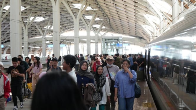 Whoosh: Pilihan Transportasi Favorit 341.100 Penumpang Lebaran 2025
