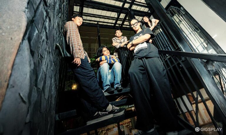 Menyelami Emosi Dalam Maxi-Single Conversation Without Talk