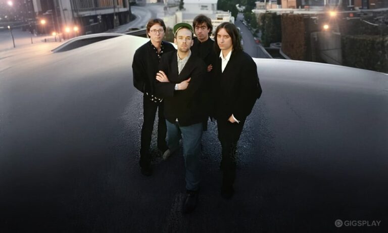 R.E.M. Merilis EP Amal Radio Free Europe 2025 untuk Dukung Kebebasan Pers