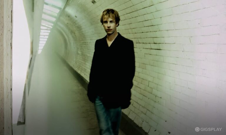 Tom Odell: Kisah Empati Dan Kejujuran Di ‘A Wonderful Life’