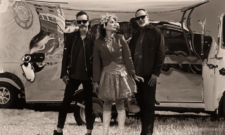 VELVET MOON Mengajak Flashback ke Era Synth-Pop dengan Album ‘Endless War In The Summer’