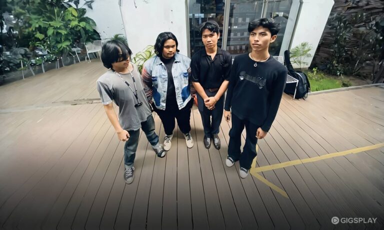 The Crackers vs Tren Lagu Cinta: Analisis ‘Does It Have To Be About Love?’