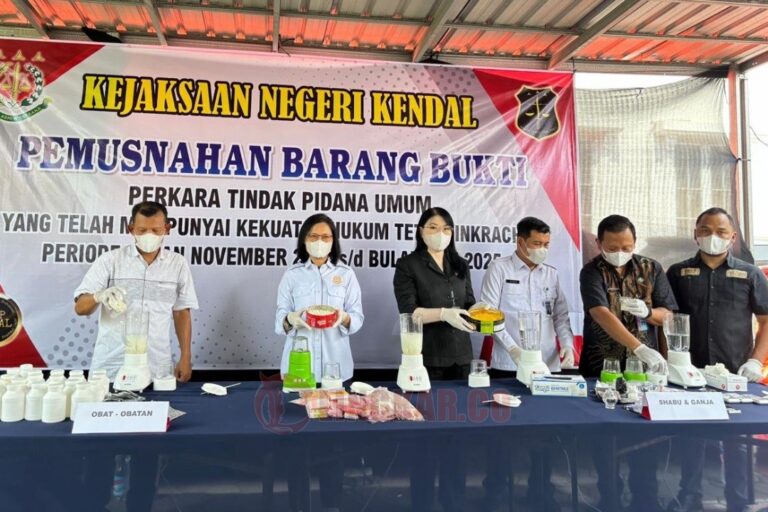 Kejari Kendal Musnahkan Barang Bukti Tindak Pidana Umum: Langkah Tepat!