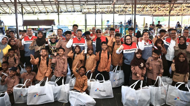 Sebar Energi Hari Anak Nasional: Pertamina Bagikan Paket Seragam di Balikpapan