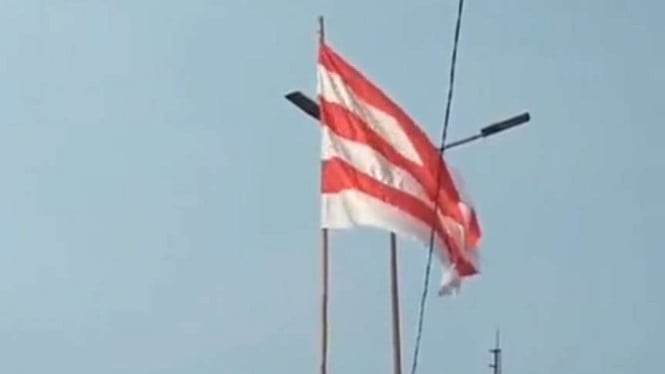PLN Himbau Warga Pasang Atribut HUT RI dengan Jarak Aman Listrik