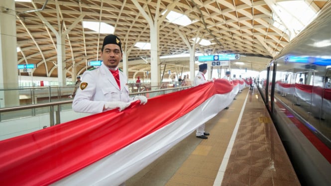 Bendera Merah Putih 208 Meter Berkibar di Stasiun Whoosh Halim