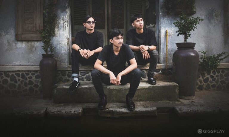 Dukun Merdeka: Single Perdana dari Mevrouw yang Memperkenalkan Diri